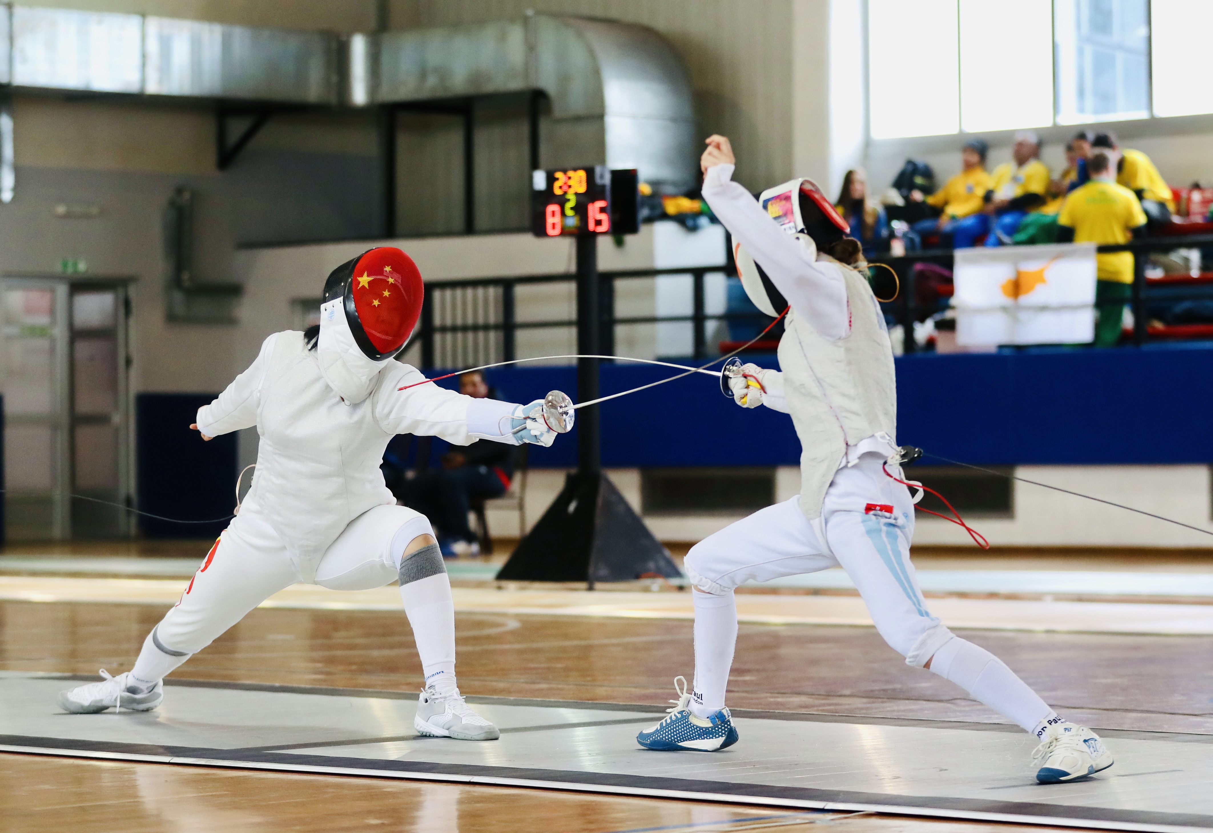 中国中学生击剑小将勇夺双金 闵文珺刘峻含助代