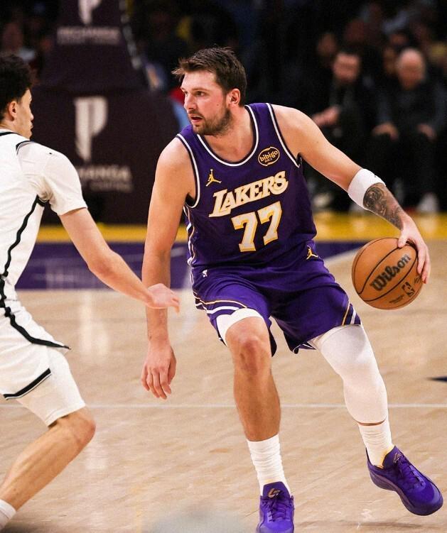 湖人末节发力逆转篮网送10连败，两连胜稳居西部