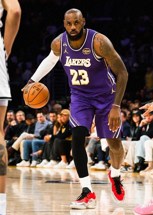 湖人末节发力逆转篮网送10连败，两连胜稳居西部