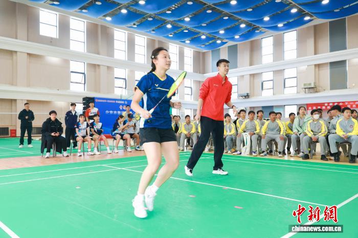 羽毛球世界冠军冯彦哲走进校园分享成长故事