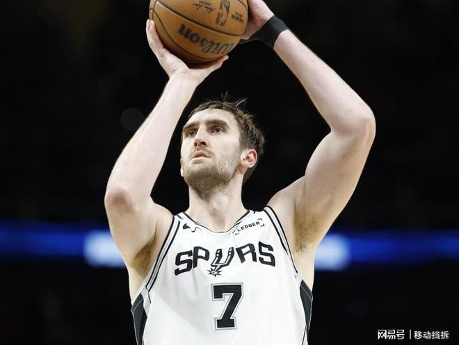 马刺25分大逆转快船 展现冠军级韧性